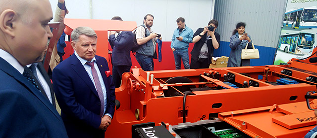 Делегация во главе с губернатором Кемеровской области Сергеем Цивилевым знакомится с электровозом производства ТЗГШО